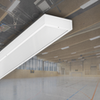 Die Sporthallenleuchte vergrößert vor einer Indoor-Sporthalle.