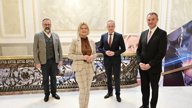 Leube-Vorstand Rudolf Zrost, Bundesministerin Klaudia Tanner, Gerhard Christiner, Technischer Vorstand der Austrian Power Grid und Peter Koren von der Industriellenvereinigung (von links nach rechts).