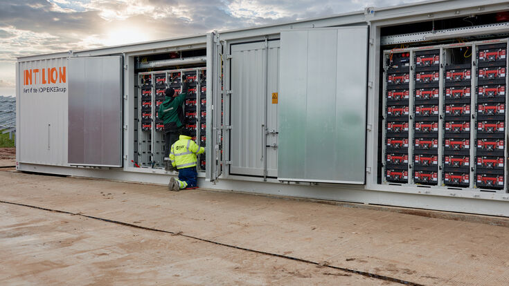 © MaxSolar GmbH Die Großspreicher offen mit einem Handwerker davor.