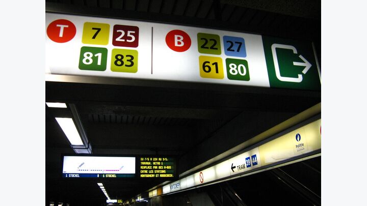 Richtungsschilder der Brüsseler U-Bahn.