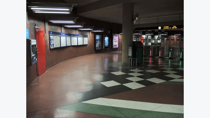 Stockholm: Hinter der Bahnsteigbarriere sind Leuchenpaare zur Beleuchtung angebracht.