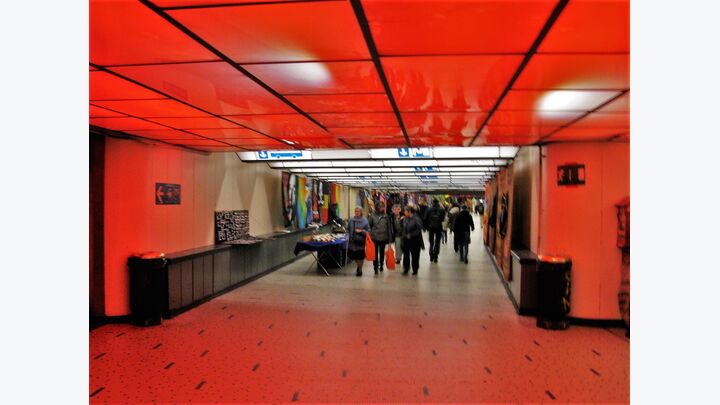 Brüssel: Leuchtkörper über einer rot gefärbten, transparenten Zwischendecke.