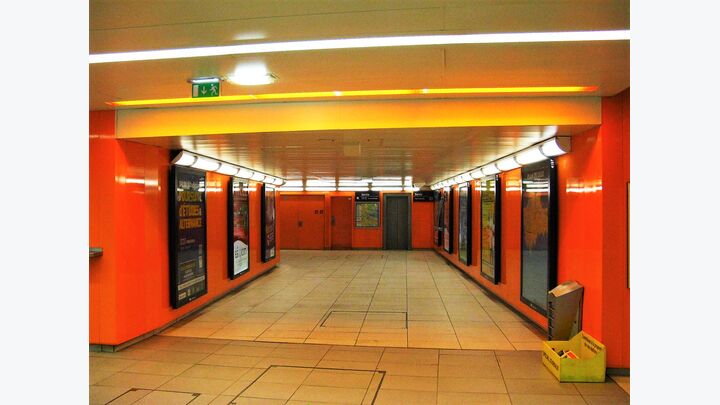 Lille: Zwei Orange-Töne treffen bei den Seitenwänden und der Deckenbeleuchtung aufeinander.