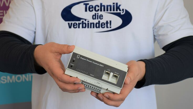 © BellEquip Ein Mann, der die Hutschiene in der Hand hält.