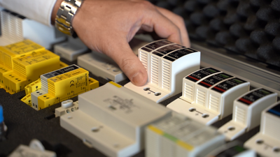 © Kess Power Solutions Mit einem gut gefüllten Musterkoffer an Überspannungsschutz-Produkten von Citel ist der Kess-Vertrieb unterwegs.