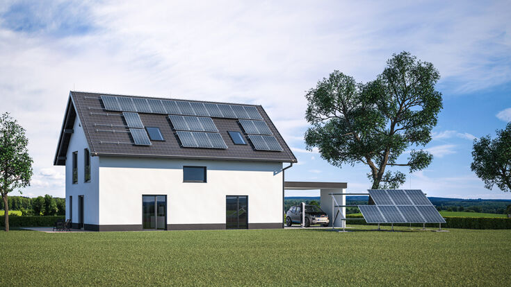 © HERMI Ein Haus mit Photovoltaik-Paneelen auf dem Dach.