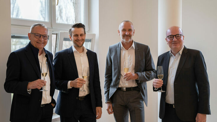 © Schneider Electric Wolfgang Dornhöfer (EcoStruxure Building & Power DACH, Director Key Account Management bei Schneider Electric), Alexander Geiger (Geiger FM Dienstleistungsgruppe Holding GmbH & Co. KG), Dieter Jendrzejzyk (GF J&K Regeltechnik), Christophe de Maistre (Zone President DACH und CEO Schneider Electric Germany)