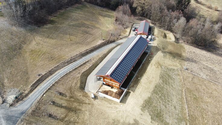 © Energie Steiermark Der neue Stall mit den PV-Modulen von oben fotografiert.