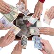 Kollage von Händen mit verschiedenen Währungen, Konzept crowdfunding