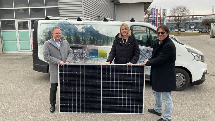 © Stadtbetriebe Steyr v.l.n.r: Roland Gstättner (CLEEN Energy AG), Katrin Auer (Stadträtin Steyr) und Peter Hochgatterer (Geschäftsführer Stadtbetriebe Steyr) bei der Inbetriebnahme des ersten Abschnittes der Photovoltaik-Anlage bei den Stadtbetrieben Steyr.