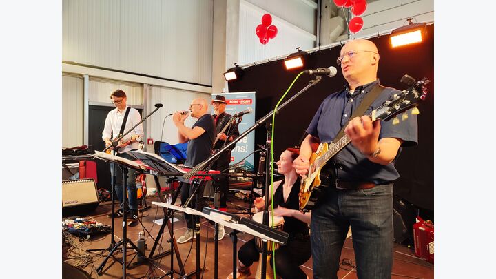 Henning Petke (Bildvordergrund) ist in Personalunion internationaler Key-Account-Leiter bei PohlCon und Leadsänger der Band CoppiPlay.