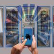 Ein Smartphone, das vor einem Wohnzimmer mit gezeichneten Strahlungen eingezeichnet ist und ein Haus am Bildschirm anzeigt.