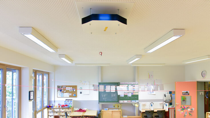 © Klaus Hecke www.netcondition.de Signify, UV-C Gerät, Decke, Schulklasse