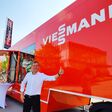 Vertriebsleiter Dietmar Janicki tourte mit dem Viessmann-Truck und zahlreichen Neuheiten aus allen Produktsegmenten quer durch Österreich.