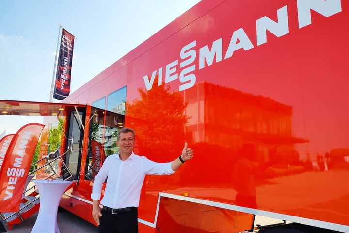 Vertriebsleiter Dietmar Janicki tourte mit dem Viessmann-Truck und zahlreichen Neuheiten aus allen Produktsegmenten quer durch Österreich.
