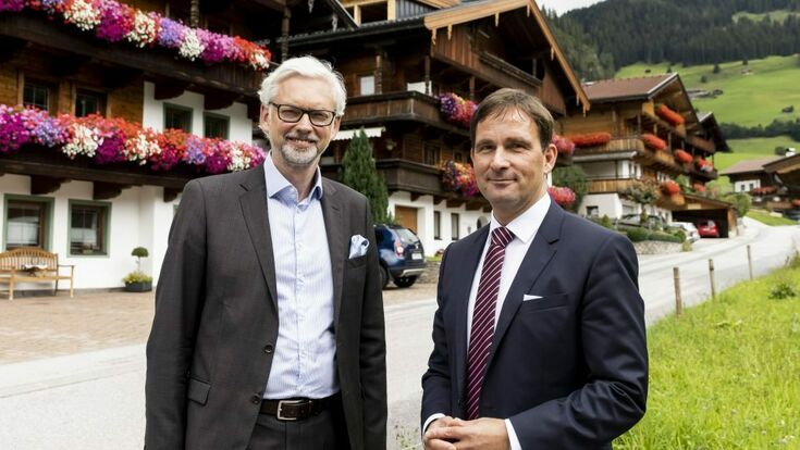 © Microsoft/APA Fotoservice/Jan Hetfleisch Michael Strugl, Vorstandsvorsitzender der VERBUND AG, Hermann Erlach, General Manager von Microsoft Österreich