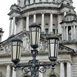 Vor dem Parlament finden sich die Zierkandelaber, in den sechseckig geformten Pyramiden sind Halogen-Metalldampflampen untergebracht.