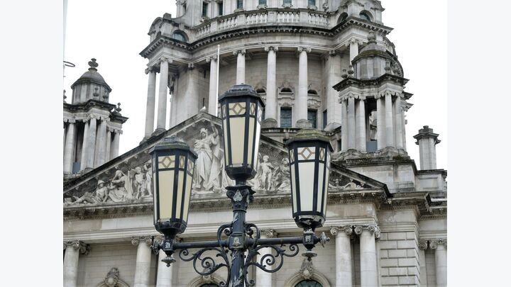 Vor dem Parlament finden sich die Zierkandelaber, in den sechseckig geformten Pyramiden sind Halogen-Metalldampflampen untergebracht.