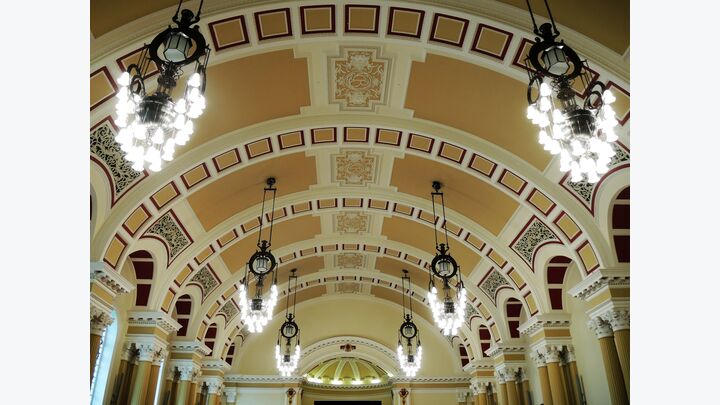 Bezüglich Beleuchtungstechnik in Innenräumen sind wir auf die ornamentalen Kronleuchter im Sitzungsraum des Parlaments gestoßen, die mit zahlreichen Leuchtkörpern in Glockenform inklusive LED-Lichtquelle versehen sind.