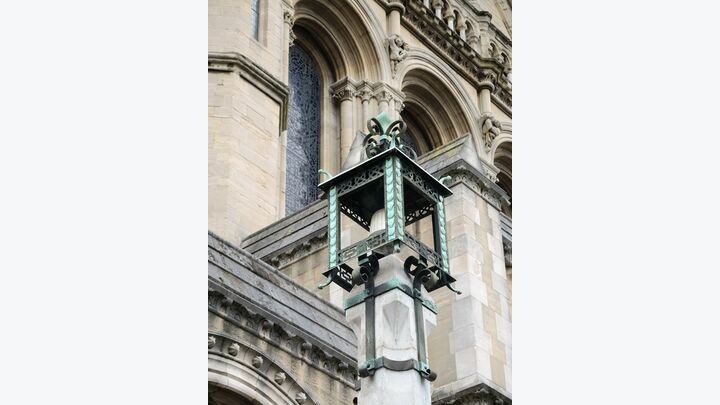 Die LED-Lichtquelle befindet sich am Ende einer Steinsäule vor der Kathedrale.