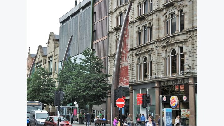 Die gebogenen Säulen, in denen LED-Panels und Reflektoren zur Beleuchtung von Fahrbahn und Bürgersteig installiert wurden.