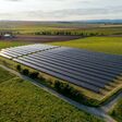 Eine Photovoltaikanlage auf einer Wiese.
