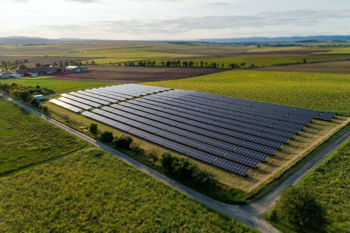 Eine Photovoltaikanlage auf einer Wiese.