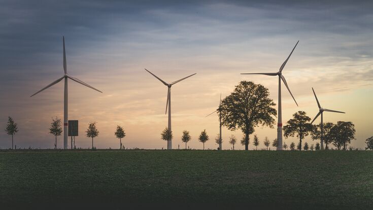 © Pixabay/Sebastian Ganso Windräder bei Sonnenuntergang.
