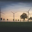 Windräder bei Sonnenuntergang.