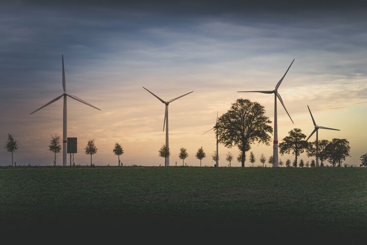 Windräder bei Sonnenuntergang.