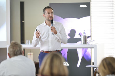 Gira3.jpg
Dominik Marte: „Im Grunde sind wir Ingenieure, die begeistern wollen – sozusagen die Spektralfarben der Technik.“