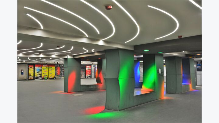 Beeindruckend sind die in die Decke eingelassenen LED-Streifen im Schlangenmuster und die im farbigen Licht funkelnden Stützpfeiler der Budapester U3-Haltestelle Astoria (Abbildung 12).