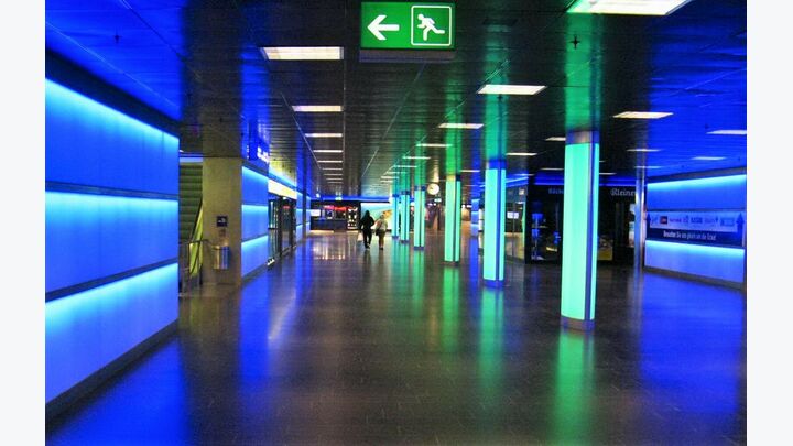 Zu den besten Lichtlösungen zählen die letzten drei Aufnahmen. Abbildungen 10 und 11 zeigen U-Bahnhallen in Zürich, wo die farbig-transparente Verkleidung der Säulen und Seitenwände von innen mit LED-Panels beleuchtet wird.