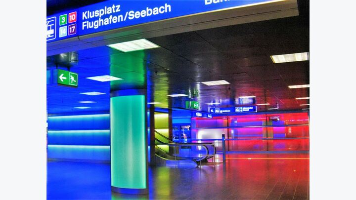 Zu den besten Lichtlösungen zählen die letzten drei Aufnahmen. Abbildungen 10 und 11 zeigen U-Bahnhallen in Zürich, wo die farbig-transparente Verkleidung der Säulen und Seitenwände von innen mit LED-Panels beleuchtet wird.