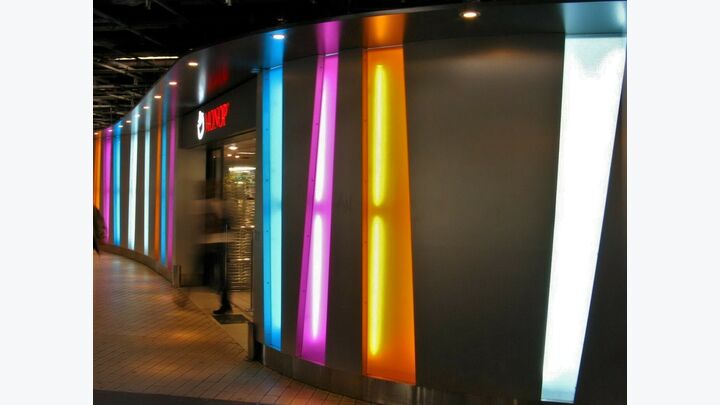 In Paris werden U-Bahnfahrgäste mit bunten Lichtstreifen aufgemuntert (Abbildung 8). Hier ist das Schwarz angesichts der Größe der farbigen Flächen bereits wesentlich weniger drückend.