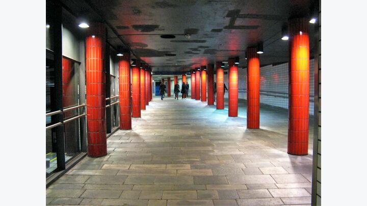 Für Farbdynamik sorgt in Oslo die Akzentbeleuchtung der rot bemalten Stützsäulen (Abbildung 7). Die schwarz gestrichene Decke wirkt hingegen düster, auch wenn die Farbkombination an sich nicht schlecht gewählt ist. Eine hellere Komplementärfarbe wäre besser gewesen.