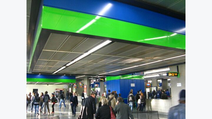 Das taucht die Seitenwände in ein fast magisches Licht. In Mailand prägen die blau und grün gestrichenen Oberflächen das Bild des U-Bahnnetzes (Abbildung 5).