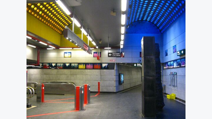 Generell ist festzustellen, dass Werbung in U-Bahnstationen immer größeren Raum einnimmt. Möglich wird dies nicht zuletzt dank moderner Technik bzw. durch die Verbreitung von LED- sowie neuerdings auch OLED- und QLED-Bildschirmen, die die entsprechenden Inhalte einspielen.



In Lille wurden die gewölbten Oberlichter mit farbigem Buntglas bedeckt (Abbildung 4).