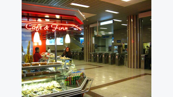 In Istanbul schafft die farbenfrohe Leuchtwerbung der Kaffeehäuser, Bistros und Läden eine willkommene Abwechslung zur visuellen Monotonie der U-Bahnhalle (Abbildung 2).