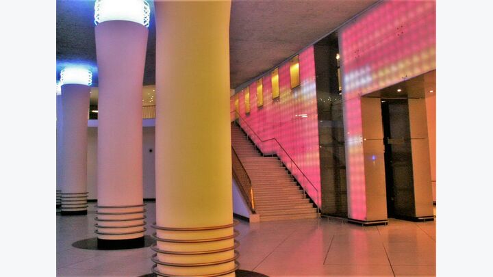 Ein herzerwärmendes Beispiel für farbdynamische Gestaltung stammt aus Brüssel: Abbildung 1 zeigt eine Lichtwand in einer der U-Bahnhallen unter dem Hauptbahnhof. Die integrierte LED-Paneele verändern ihre Farbe; ergänzt wird dies vom blauen Lichtton der Leuchtröhren an den Säulenkapitellen.