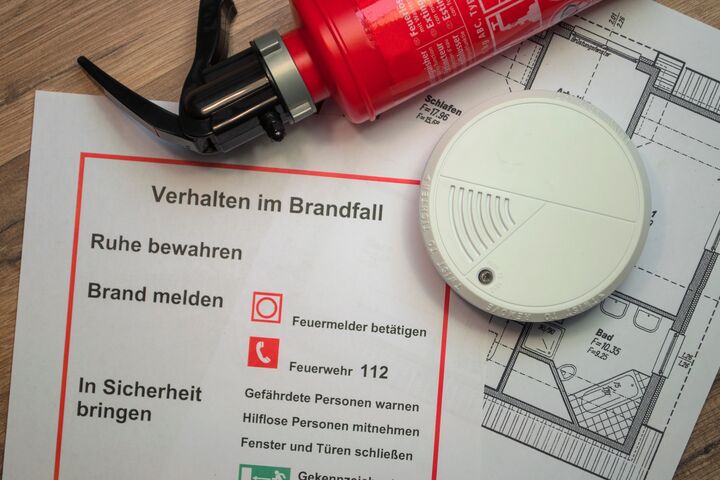 rauchmelderpflicht, rauchmelder, feuerlöscher, brandmelder, rauchentwicklung, rauch, qualm, alarm, feuermelder, lebensretter, schützen, brandschutz, rauchgas, rauchvergiftung, verpuffung, gefahr, sicherheit, versicherung, feueralarm, warnung, warnen, risiko, schutz, notfall, leuchten, sirene, sensor, zimmer, wohnung, wohnraum, feuerwehr, feuer, brand, brandverhütung, feuerversicherung, gebäudeversicherung, vorsorge, achtung, kohlenmonoxid, kohlendioxid, vergiftung