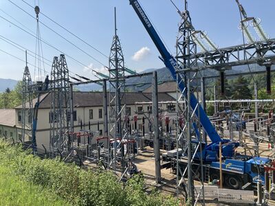 © APG Hier werden gerade Kranarbeiten im Umspannwerk Schwabeck durchgeführt.
