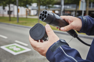 Speziell für die Prüfung von Ladestationen zur beschleunigten Ladung entwickelt: der EVSE-Adapter FEV300 von Fluke.