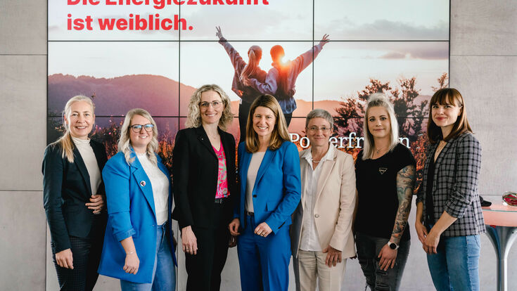 © Hannah Ecker Isabella Hönlinger, Betriebsratsvorsitzende VERBUND, Jessica Bauer, technische Projektleiterin, Burgenland Energie, Melanie Schönböck, Geschäftsführerin Energie Oberösterreich Trading, Barbara Schmidt, Generalsekretärin Oesterreichs Energie, Brigitte Bach, Vorständin Salzburg AG, Nadine Kroemer, Operator Schaltanlage Austrian Power Grid und Mari Lang, Moderatorin (v.l.n.r.)