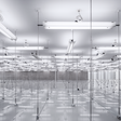 Für die Hinterleuchtung der Glasdecke in den Ausstellungsräumen konstruierten die Lichtexpert*innen von Zumtobel 660 LED-Sonderleuchten.