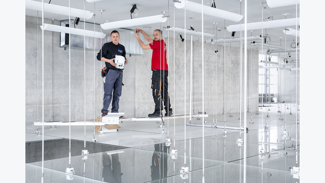 Eine wesentliche Herausforderung beim Leuchtenaustausch war die besondere Deckenkonstruktion des Kunsthaus Bregenz: Um die Leuchten in der Zwischendecke zugänglich zu machen, wurde eine spezielle Konstruktion entwickelt, welche die Decke aus Glasplatten begehbar und die Bestandsleuchten demontierbar machte.