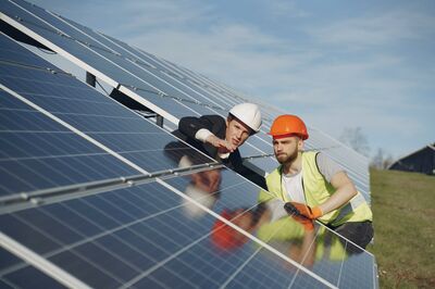 © Pexels/Gustavo Fring Ihre Photovoltaik-Anlage ist eine wichtige Investition, mit der Ihr Unternehmen Geld bei den Energiekosten sparen kann.