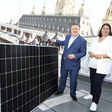 Bürgermeister Michael Ludwig und Vizebürgermeisterin Kathrin Gaál auf dem Dach des Wiener Rathauses.