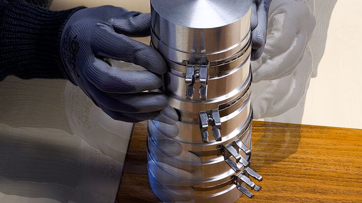 © Hermi Die KON11-UNI Universal-Rohrschelle ist aus rostfreiem Material gefertigt.