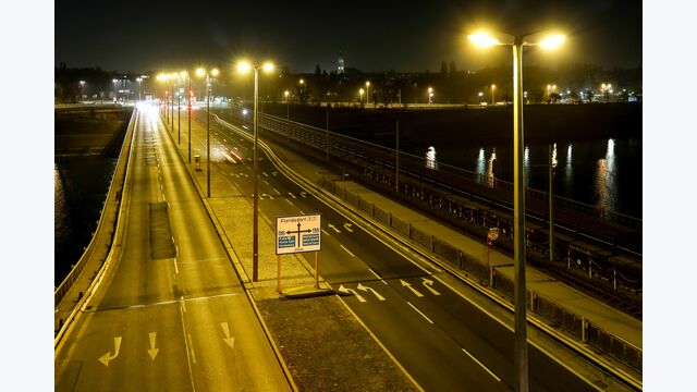 Beleuchtung Floridsdorfer Brücke Blickrichtung Floridsdorfer Hauptstraße bzw. Wasserpark vor dem LED-Lampentausch.
